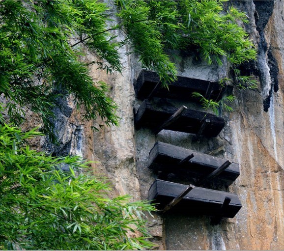 Highlight of Yangtze River: Hanging Coffins in Three Gorges